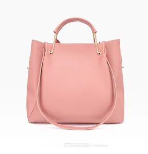 Vue détaillée du sac cabas rose en cuir PU avec ses attaches métalliques dorées