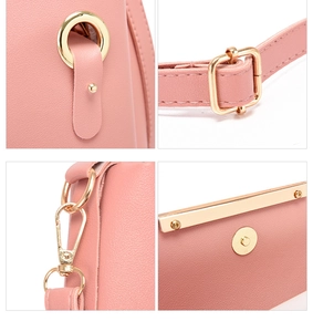 Détails du sac à main en cuir rose avec bandoulière ajustable et garnitures en métal doré