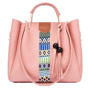 Sac à main rose en cuir PU avec bandoulière tissée colorée et breloques à pompons