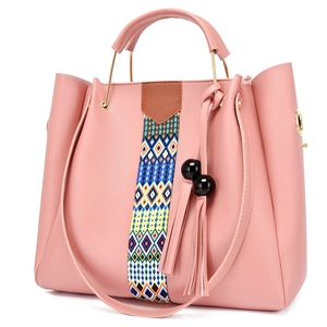 Sac cabas en similicuir rose avec sangle tissée boho, pompons et poignées en métal