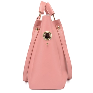 Sac trapèze en cuir rose avec grands anneaux dorés et bandoulière réglable pratique