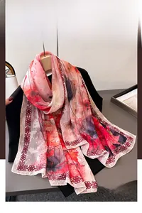 Detailansicht des Blumendruckmusters und der weichen Textur eines langen Seidenschals