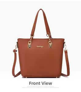 Vue de face du sac cabas en cuir fauve avec logo doré et bandoulière réglable
