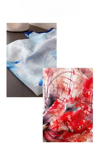 Detail von hauchzarten Chiffonschals mit roten Ahornblättern und blauen Blumenmustern