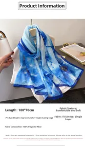 Detailansicht des 180x70cm blauen Blumenschals aus Polyester mit eleganten Accessoires