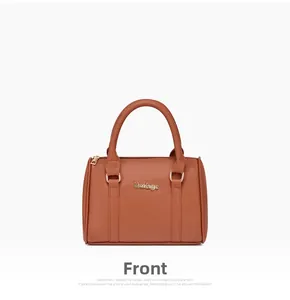 Vue de face d'un sac à main en cuir marron avec doubles poignées et logo doré
