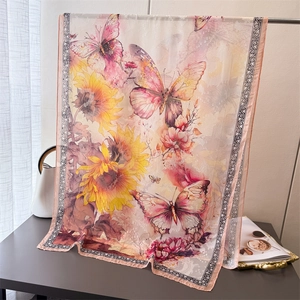 Detail von Sonnenblumen- und Schmetterlingsdruck auf leichtem transparentem Seidenschal