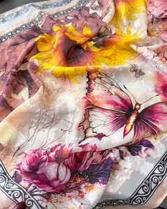 Nahaufnahme der Seidenschals mit Sonnenblumenmuster und feiner Jacquard-Textur