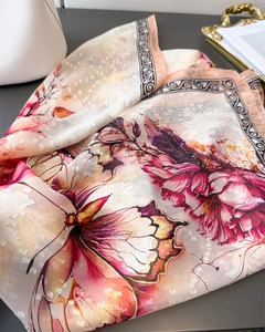 Detail eines Seidenschals mit Blumenprint, Schmetterlingen und Jacquard-Punktmuster