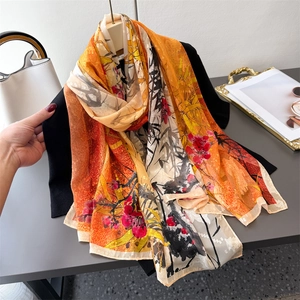 Seidenschal mit Blumenmuster, orangefarbenem Ahorn und Pflaumenblüten für Damen