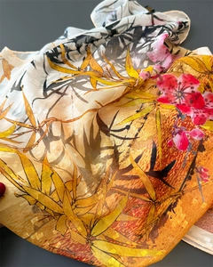 Nahaufnahme des Seidenschals mit floralem Muster, Jacquard-Textur und Bambus-Motiv