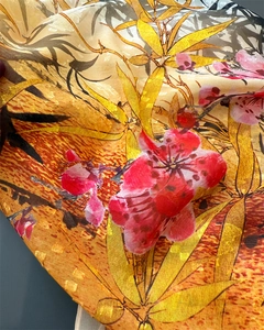 Detailansicht eines Seidenschals mit roten Blumen und goldenen Bambusmustern