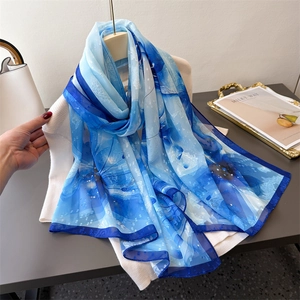 Eleganter blauer Farbverlauf Blumenschal und Damen-Umschlagtuch mit Modeaccessoires