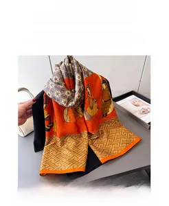 Detail eines Seidenschals mit traditionellen chinesischen Figuren und geometrischem Muster