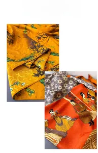 Detail eines Seidenschals mit traditionellen chinesischen Mustern wie Bambus und Figuren