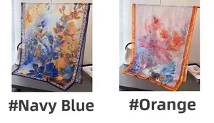 Detailansicht floraler Seidenschals in Dunkelblau und Orange mit feinem Saumrand