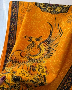 Detail eines Seidenschals mit Phönix- und Blumenmustern und glatter drapierter Textur