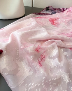 Nahaufnahme des rosa Seidenschals mit Jacquard-Struktur und elegantem Faltenwurf