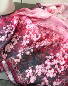 Detailansicht eines Seidenschals mit rosa Kirschblüten und Vintage-Mustern