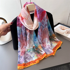 Bunter Seidenschal mit Blumen Schmetterling Print und rosa lila Wellenkante Design