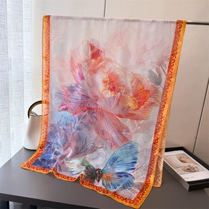 Detail eines transparenten Seidenschals mit Pfingstrosen und Schmetterlingsdrucken