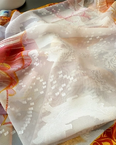Nahaufnahme eines leichten Seidenschals mit floralem Muster und Jacquard-Textur-Details