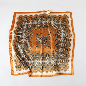 Carré de soie satiné orange avec imprimé cachemire et motifs géométriques rétro élégants