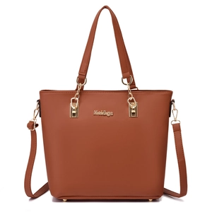 Sac cabas minimaliste en similicuir marron avec détails dorés et bandoulière