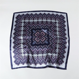 Carré de soie satiné bleu marine avec motifs paisley et mandalas élégants pour femme
