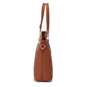 Vue latérale d'un sac cabas en similicuir marron avec longues anses et anneaux en métal