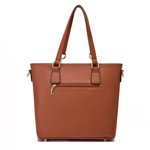 Sac fourre-tout en similicuir marron avec détails dorés et poche zippée au dos sur blanc