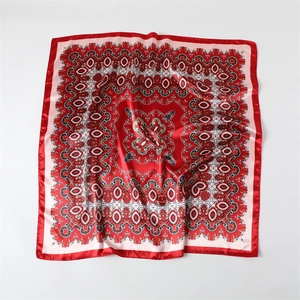 Carré de soie satiné de luxe avec motifs baroques paisley rose vif et rouge