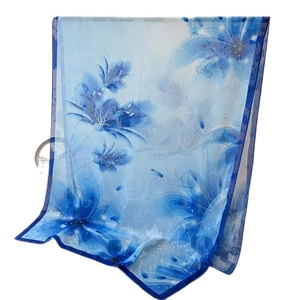 Langer eisblauer Chiffonschal mit elegantem Blumenmuster für sommerlichen Sonnenschutz