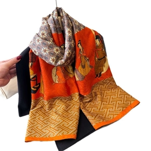Seidenschal im traditionellen chinesischen Stil mit orangefarbenem Hofdamen-Druckmuster