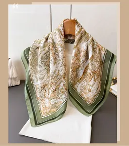 Vue détaillée du foulard imprimé paysage forestier avec éclat satiné sur cintre en bois