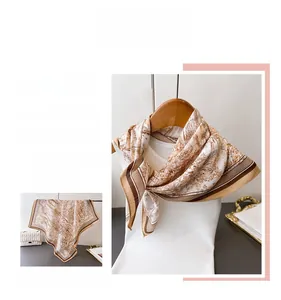 Détail du foulard en soie à motif paysage vintage avec bordure marron et fini satiné
