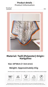 Détail montrant la taille 68x68cm et le polyester pour ce foulard à imprimé paysage