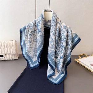 Carré en soie et coton-lin à motif Toile de Jouy bleu et blanc sur une robe en maille marine