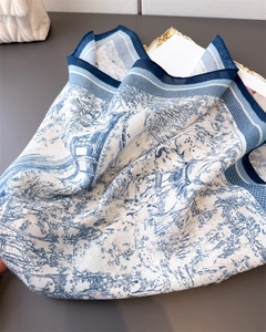 Détail d'un imprimé Toile de Jouy bleu et blanc sur un foulard en lin doux avec texture