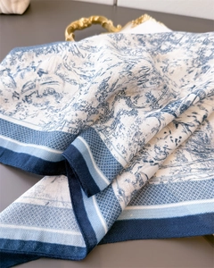 Détail d'un foulard imprimé Toile de Jouy bleu et blanc avec bordures bleu marine