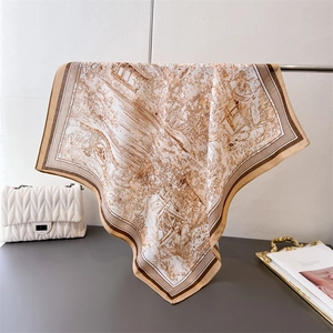 Gros plan détaillé d'un foulard en soie imprimé paysage vintage drapé sur un support métal