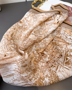 Détail macro de l'imprimé Toile de Jouy et texture soie sur une écharpe en coton et lin