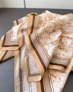 Détail d'un foulard imprimé paysage français vintage avec une texture soyeuse