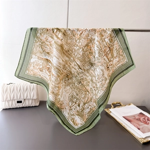 Vue détaillée d'un foulard carré en soie vert clair avec motif de jardin européen