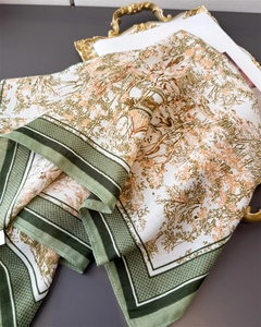 Détail macro d'une écharpe Toile de Jouy aux scènes pastorales vert forêt et orangées