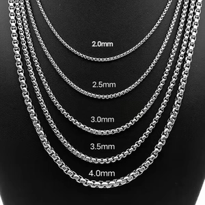 Dettaglio catene box in acciaio inossidabile argento da 2,0 mm a 4,0 mm su supporto nero