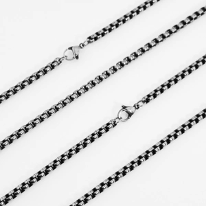 Dettaglio della collana a catena box in acciaio inox da 4mm con chiusura a moschettone