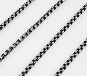 Dettaglio macro di una catena box da 4mm in acciaio inossidabile con finitura argento