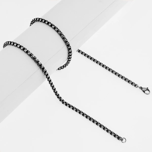 Dettaglio della collana a catena box in acciaio inossidabile da 4,0 mm con moschettone