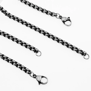 Dettaglio di una catena box in acciaio inossidabile argento con chiusura a moschettone